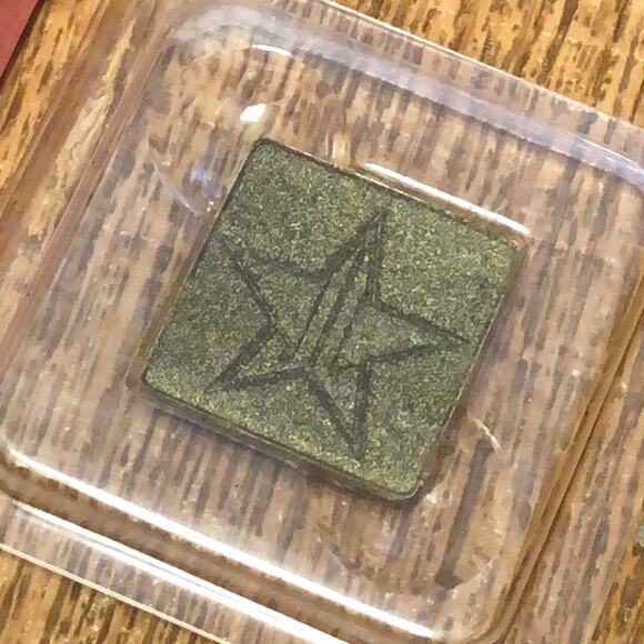 Jeffree Star Artistry Single in Tax Free Shade Gold Shimmer Metallic Eyeshadow - Picture 2 of 5